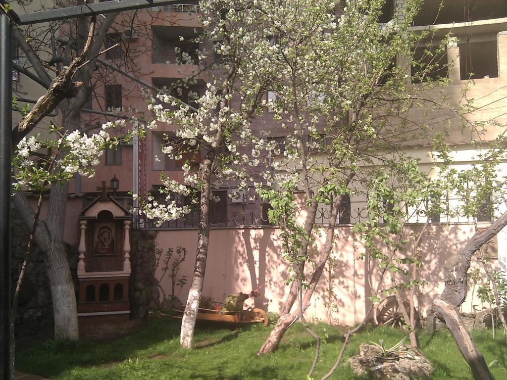 Hin Yerevantsi Hotel Exterior photo